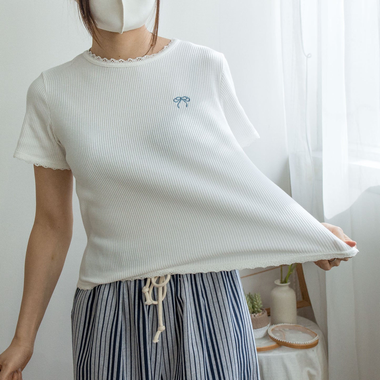 蕾絲邊小蝴蝶結刺繡羅紋衣 (兩色)