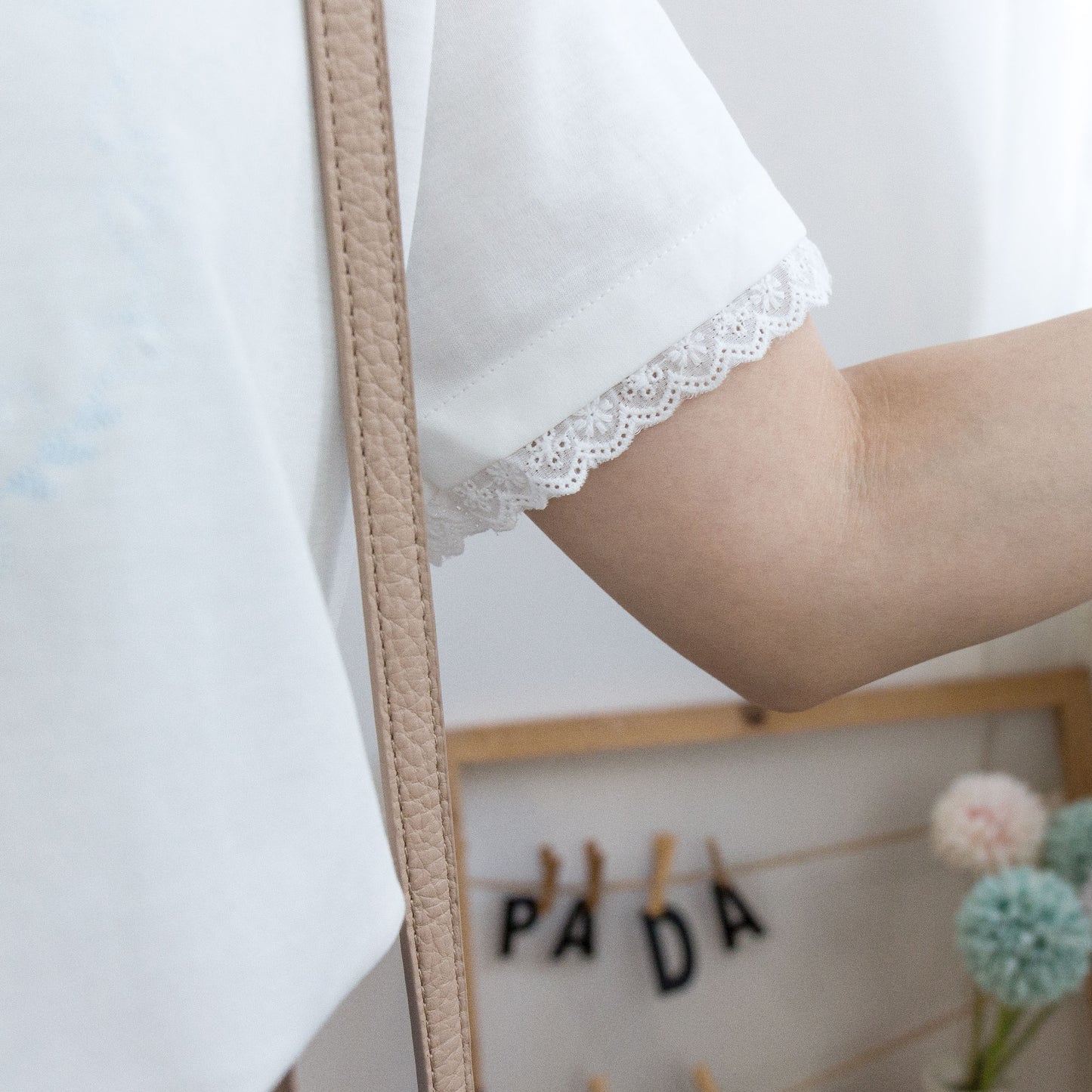 刺繡狗狗蕾絲袖邊TEE