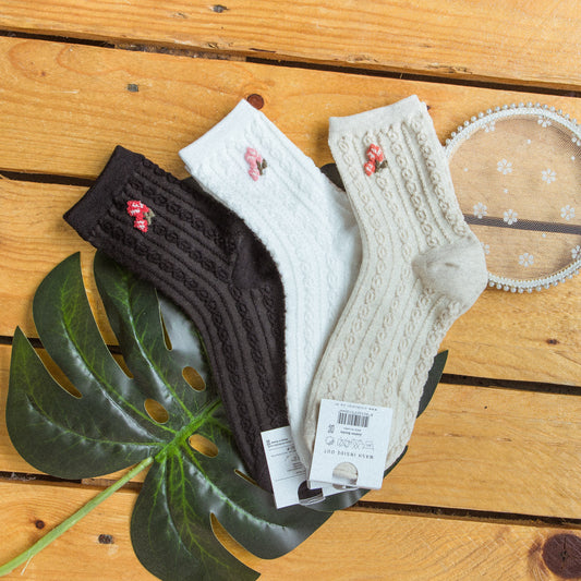 [Direct delivery from Korea] Small embroidered flower twist socks (three colors)