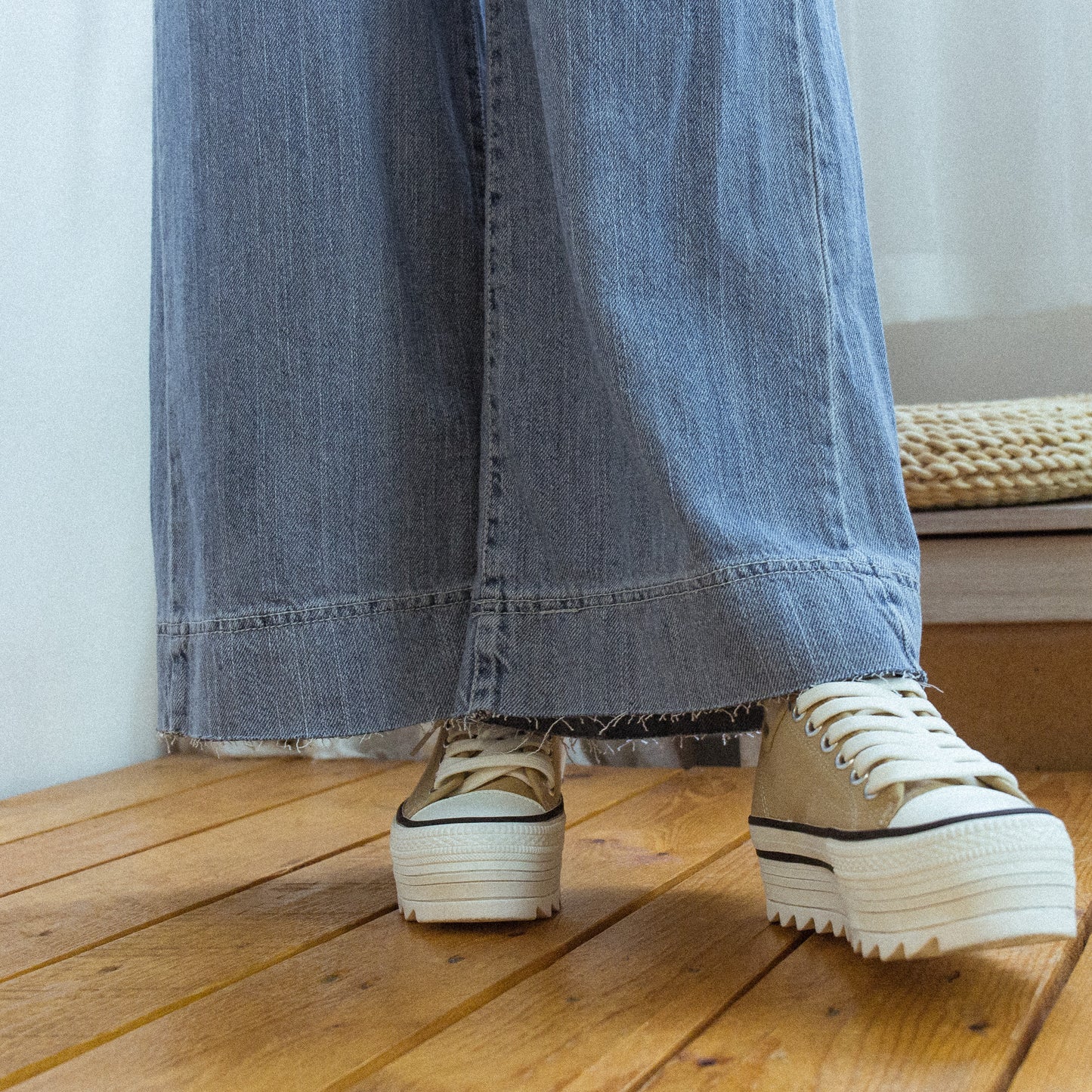 Two-button raw edge jeans [KR]