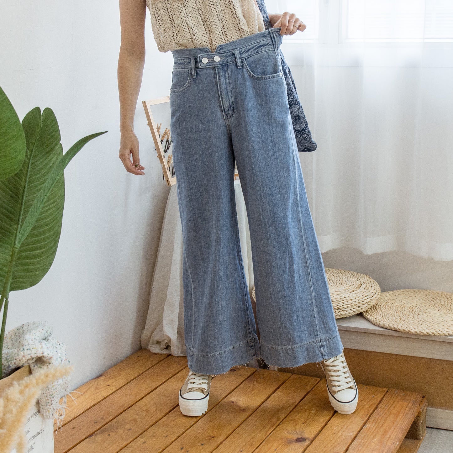 Two-button raw edge jeans [KR]