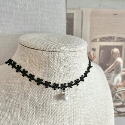 [Direct delivery from Korea] Pearl Hollow Flower Choker (Two Colors)