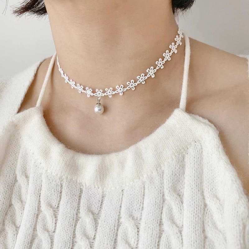 [Direct delivery from Korea] Pearl Hollow Flower Choker (Two Colors)